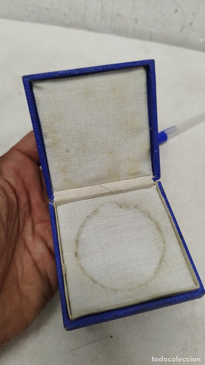 Cajas y cajitas met&aacute;licas: Antigua caja para medalla - Foto 2