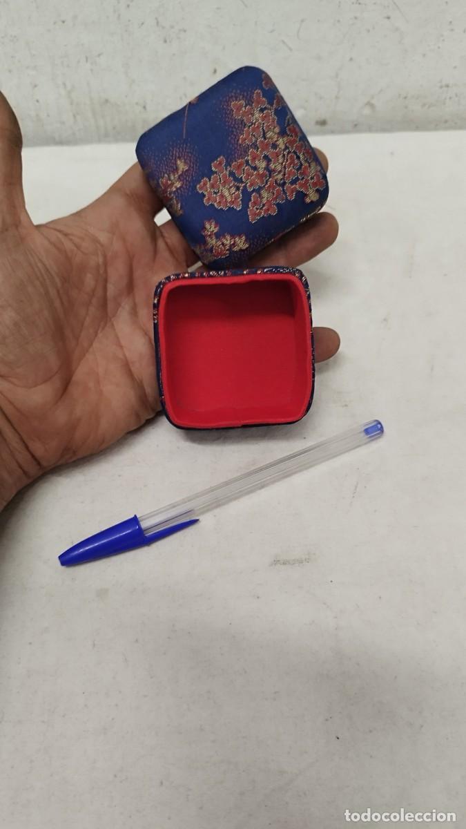 Blechdosen und Kisten: Antigua caja oriental China, forrada de tela acolchada