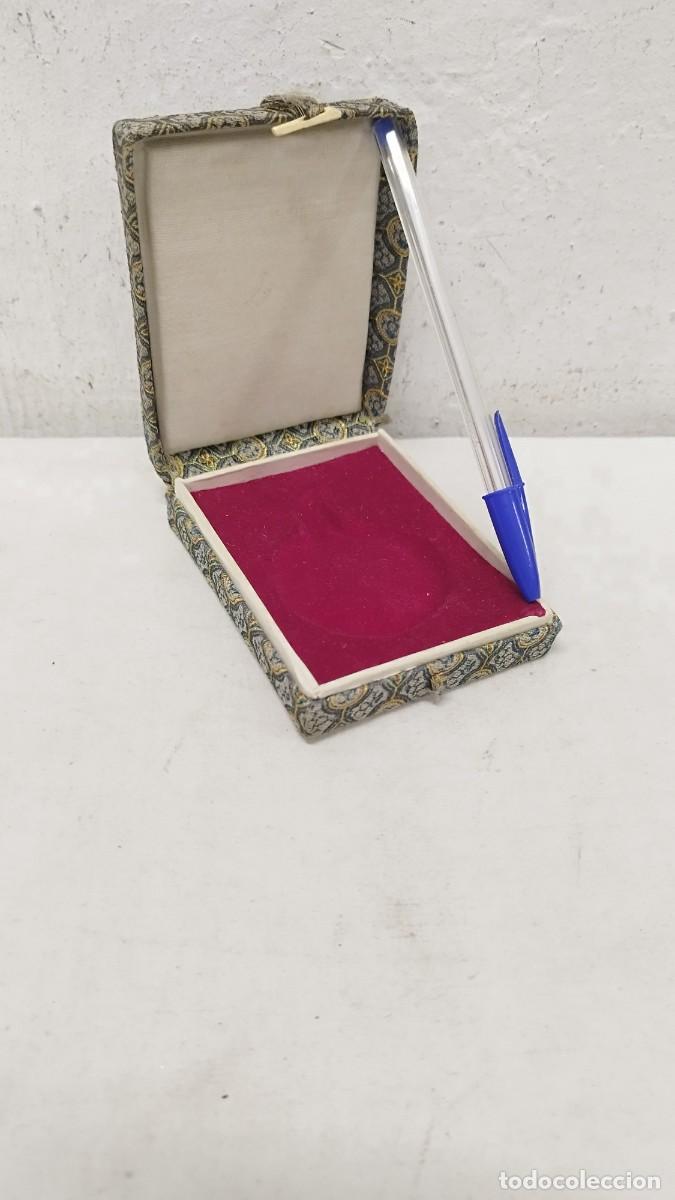 Bo&icirc;tes et petites bo&icirc;tes m&eacute;talliques: Antigua caja oriental China,para tipo medalla