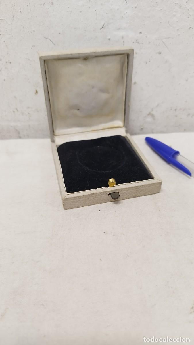 Bo&icirc;tes et petites bo&icirc;tes m&eacute;talliques: Antigua caja de joyer&iacute;a para medalla