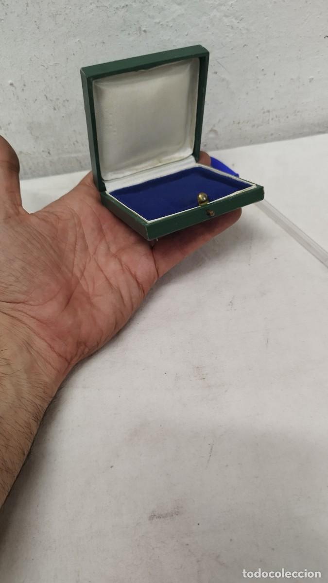Bo&icirc;tes et petites bo&icirc;tes m&eacute;talliques: Antigua caja de joyer&iacute;a para medalla