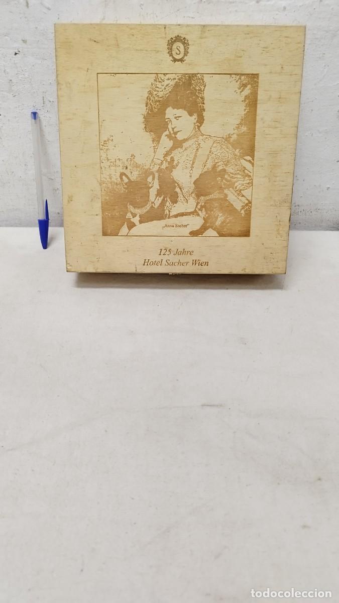 Bo&icirc;tes et petites bo&icirc;tes m&eacute;talliques: Antigua caja de madera,Hotel sacher Wien,Viena.Anna Sacher