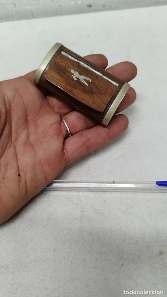 Bo&icirc;tes et petites bo&icirc;tes m&eacute;talliques: Antigua caja de madera tabaquera,con decoraciones met&aacute;licas