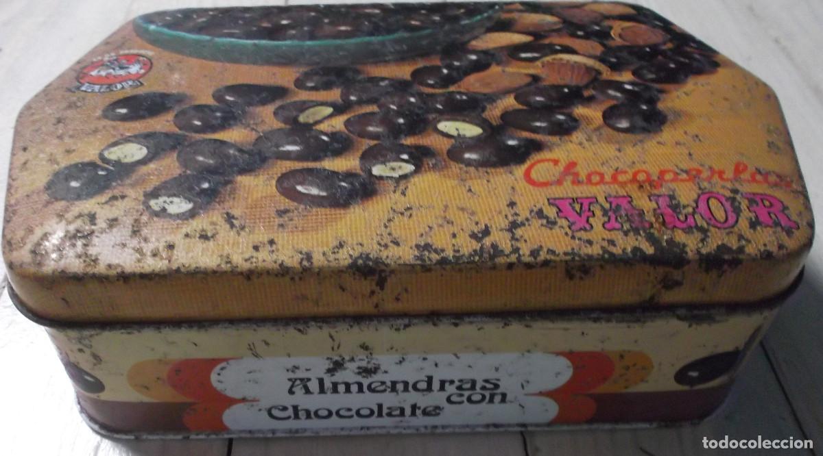 Cajas y cajitas met&aacute;licas: Caja de almendras con chocolate - Chocoperlas Valor - Foto 2