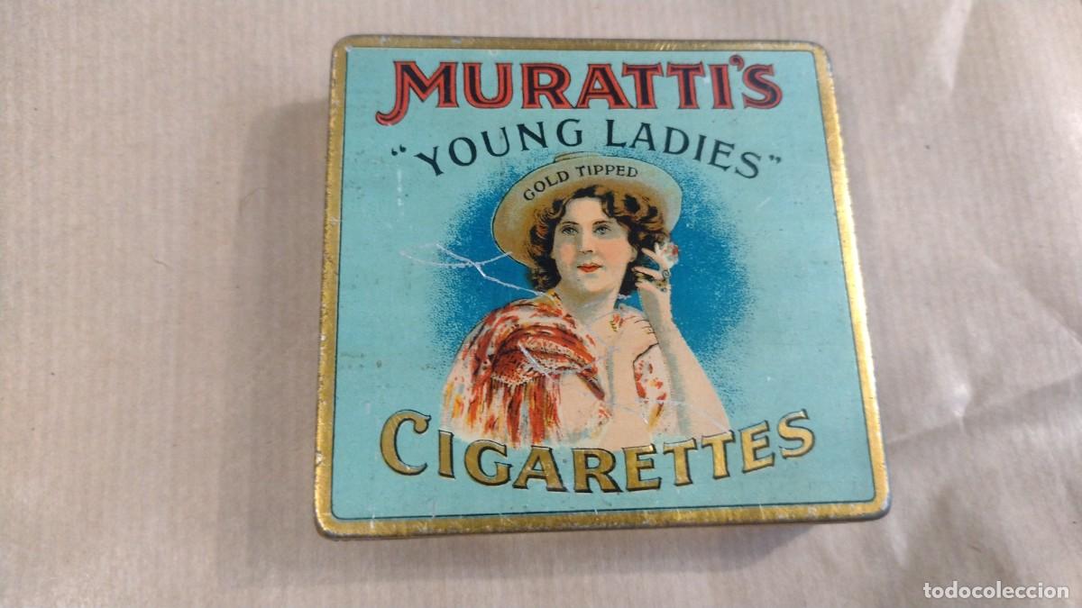 Blechdosen und Kisten: CAJA DE HOJALATA LITOGRAFIADA PUBLICIDAD CIGARRILLOS MURATTI&acute;S CIGARETTES TABACO YOUNG LADIES GOLD