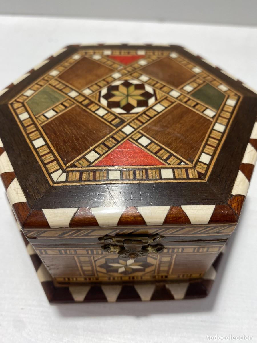 Cajas y cajitas met&aacute;licas: CAJA MADERA ARTESANAL EXAGONAL CON TARACEA - Foto 1