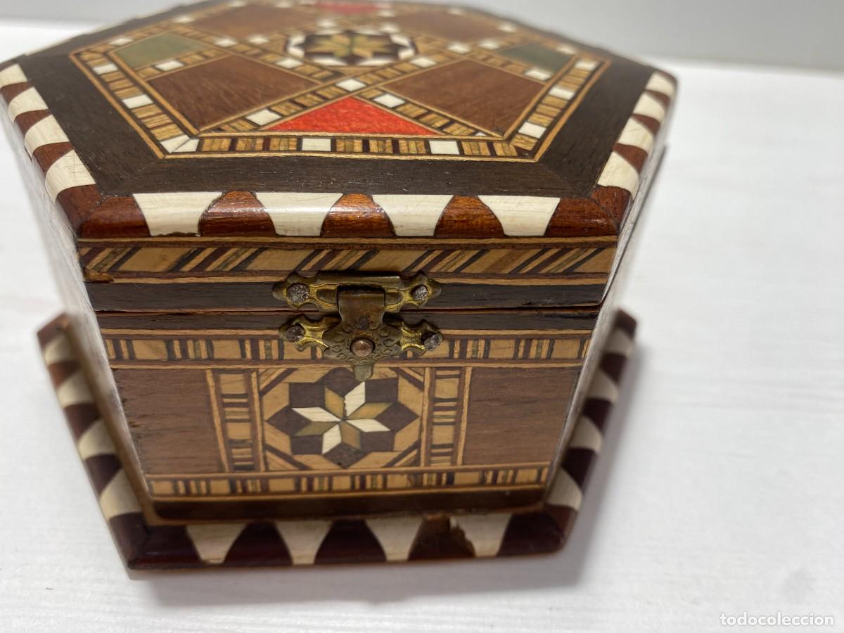 Cajas y cajitas met&aacute;licas: CAJA MADERA ARTESANAL EXAGONAL CON TARACEA - Foto 2