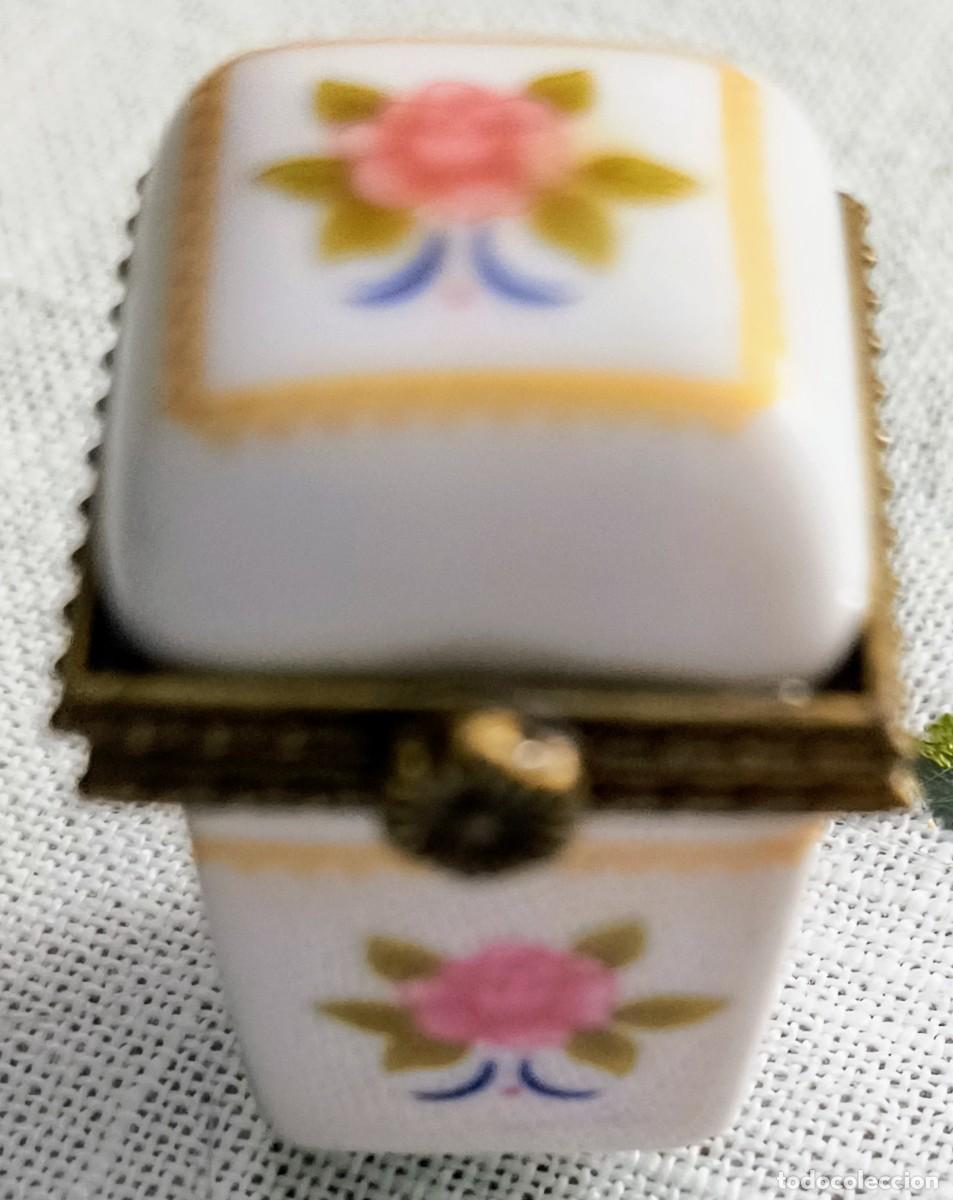 Cajas y cajitas met&aacute;licas: CAJITA DE PORCELANA EN FORMA DE CUBO
