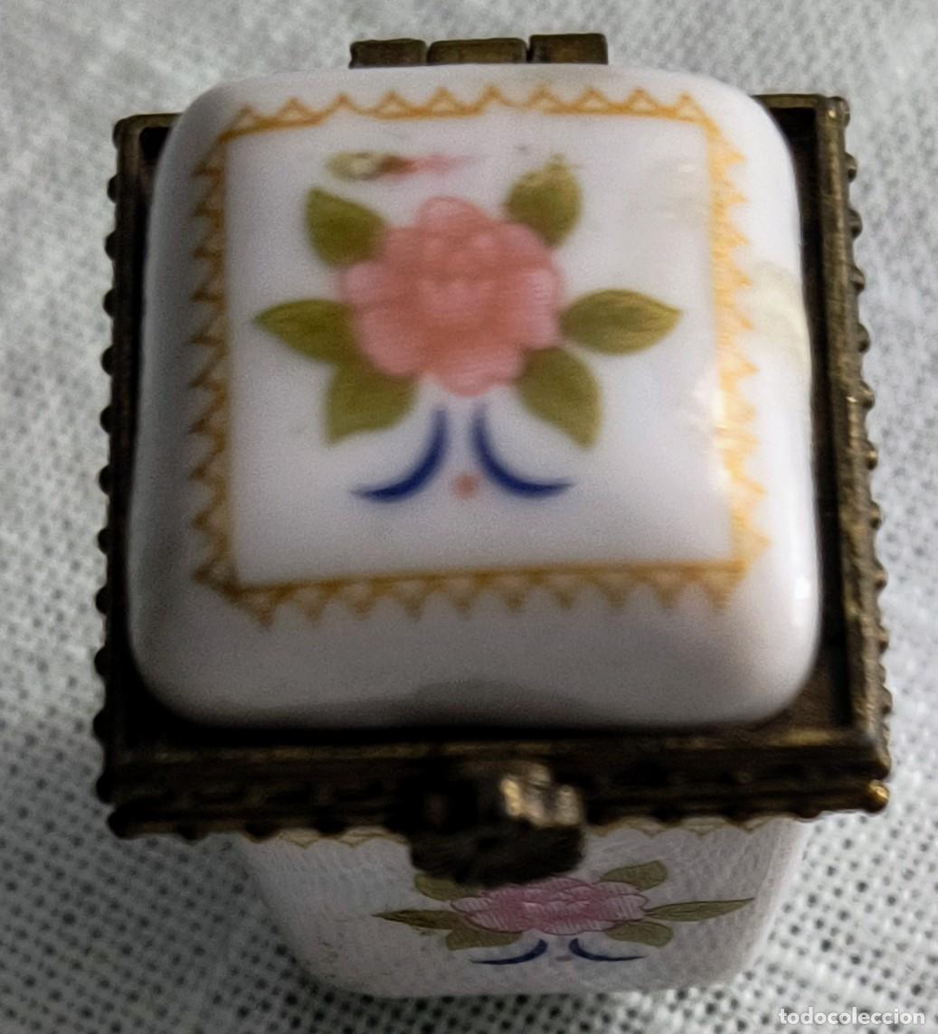 Cajas y cajitas met&aacute;licas: CAJITA DE PORCELANA EN FORMA DE CUBO (2)