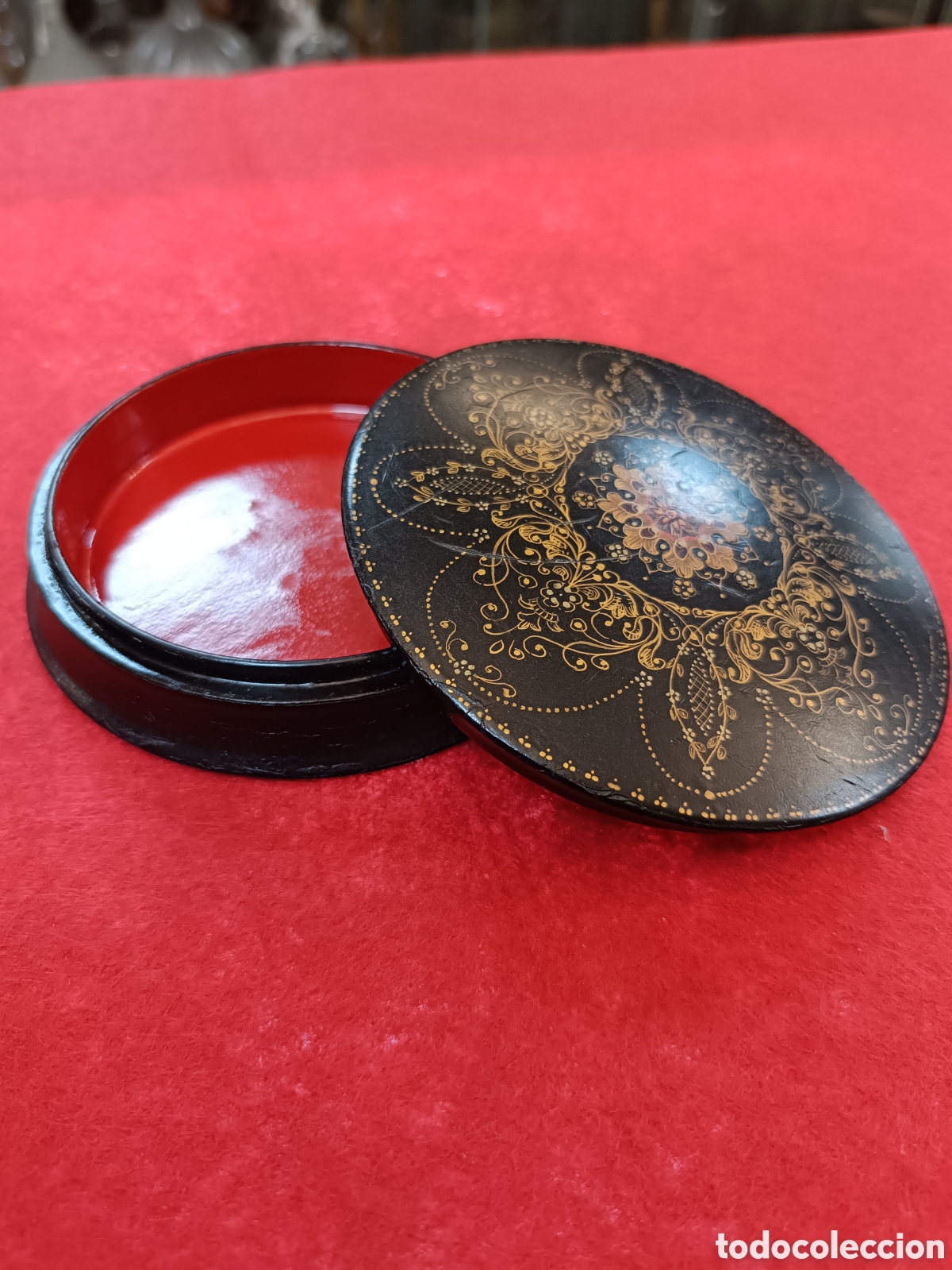 Casse e cassette metalliche: CAJA RUSA MADERA LACADA PINTADA A MANO Y FIRMADA . PERFECTO ESTADO. MEDIDA 9CM DI&Aacute;METRO. 2.CM ALTO