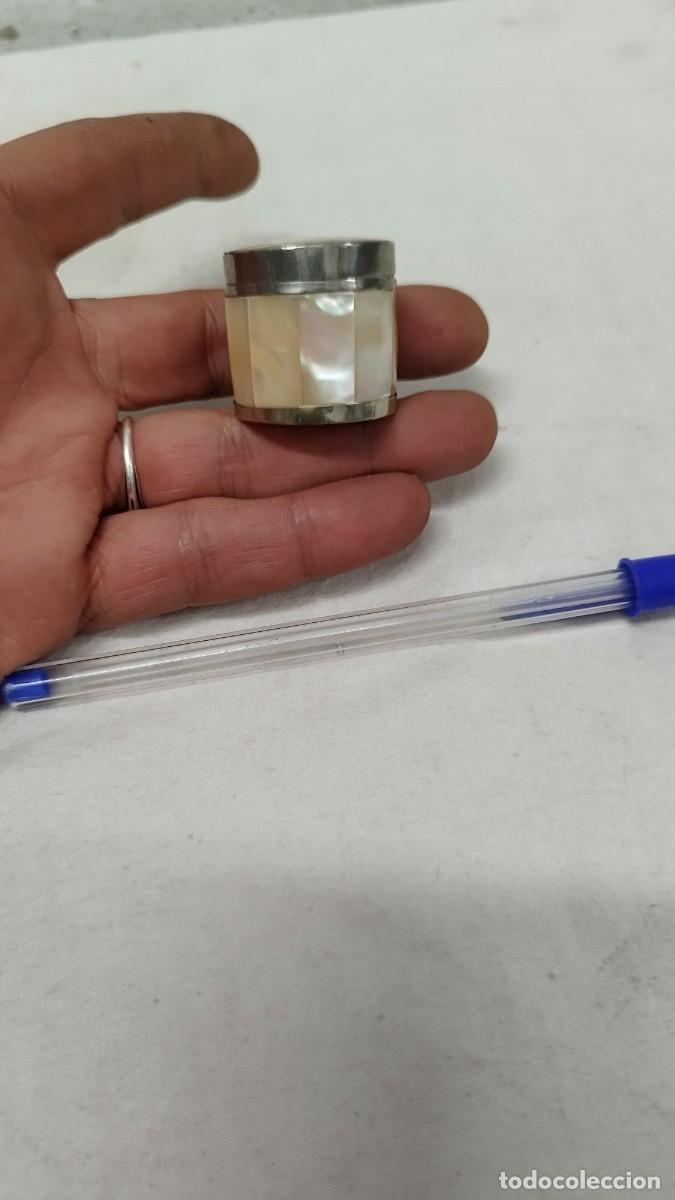Bo&icirc;tes et petites bo&icirc;tes m&eacute;talliques: Antigua peque&ntilde;a caja de nacar
