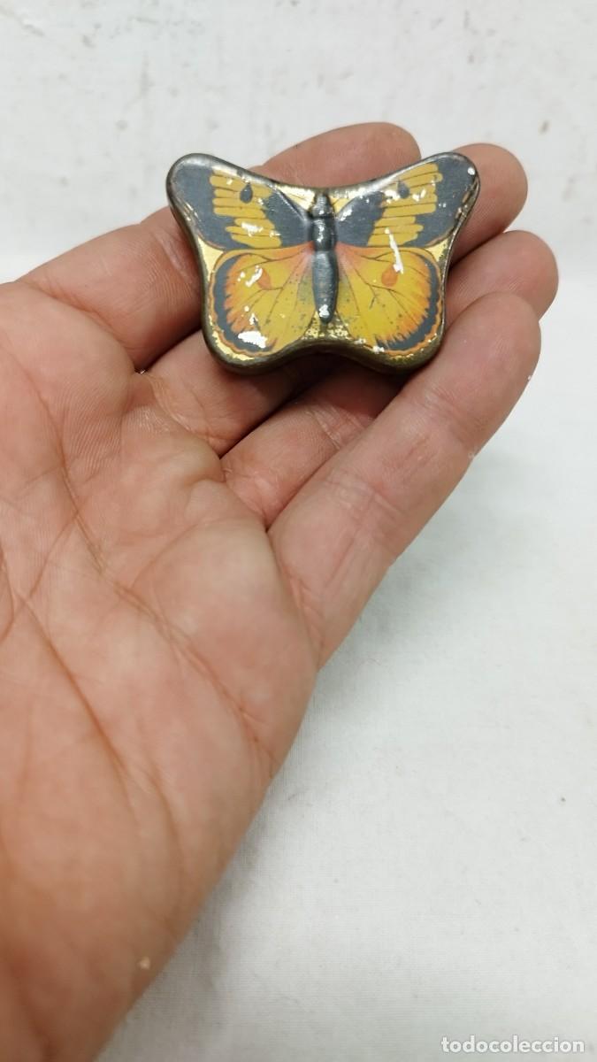 Blechdosen und Kisten: Antigua peque&ntilde;a caja ,cajita de hojalata en forma de mariposa