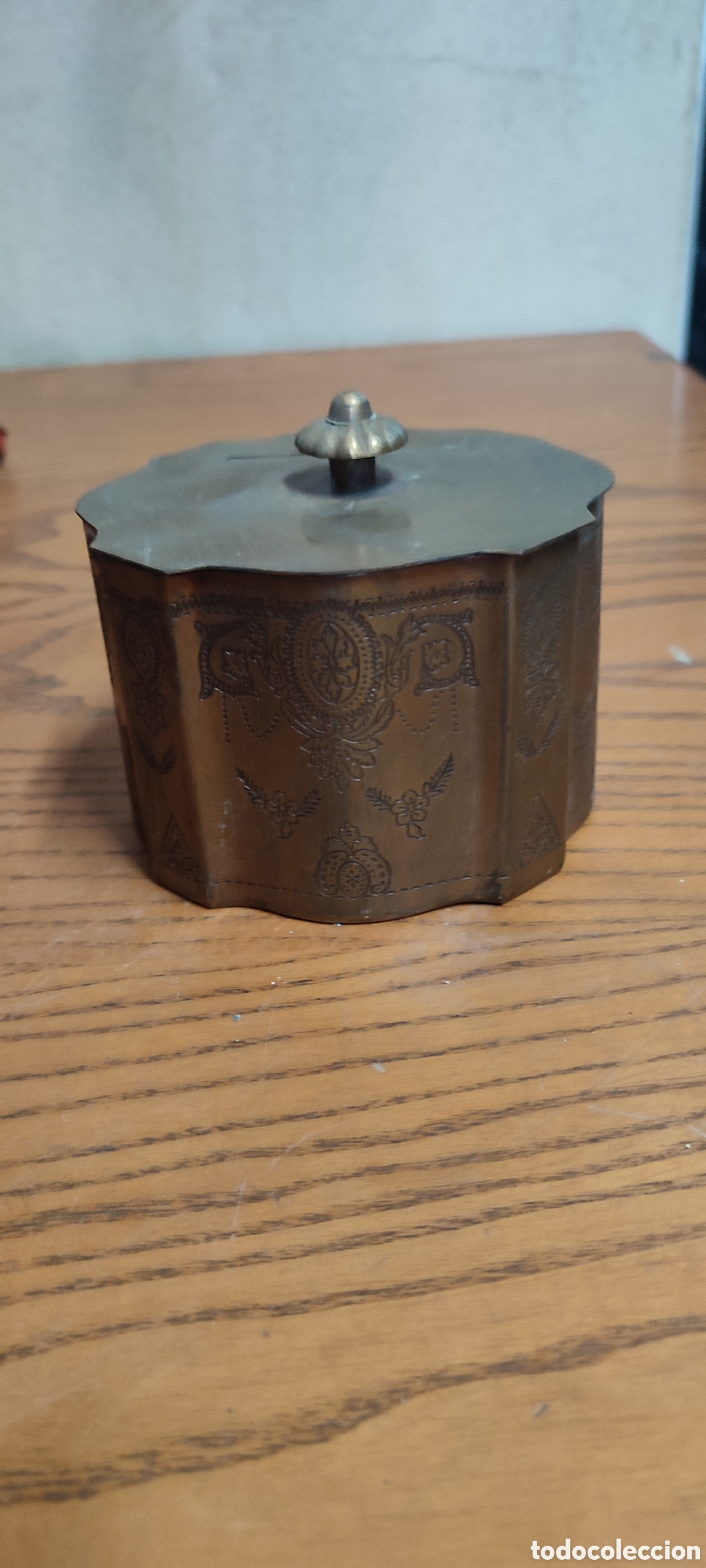 Cajas y cajitas met&aacute;licas: Antigua cajita joyero de lat&oacute;n con labrados decorativos. Muy bonita