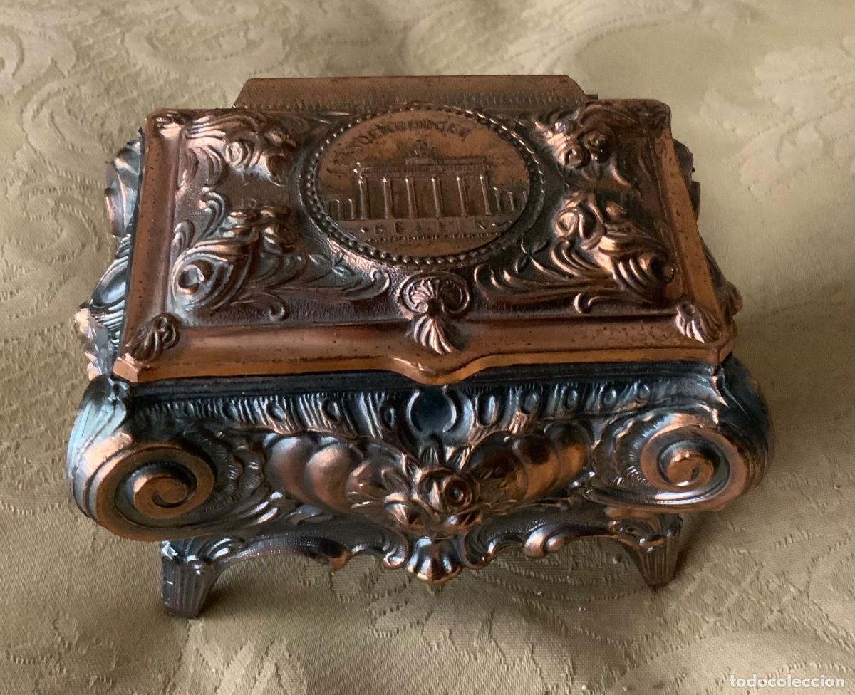 Bo&icirc;tes et petites bo&icirc;tes m&eacute;talliques: ANTIGUA CAJA JOYERO CALAMINA BERLIN, PUERTA BRANDENBURG