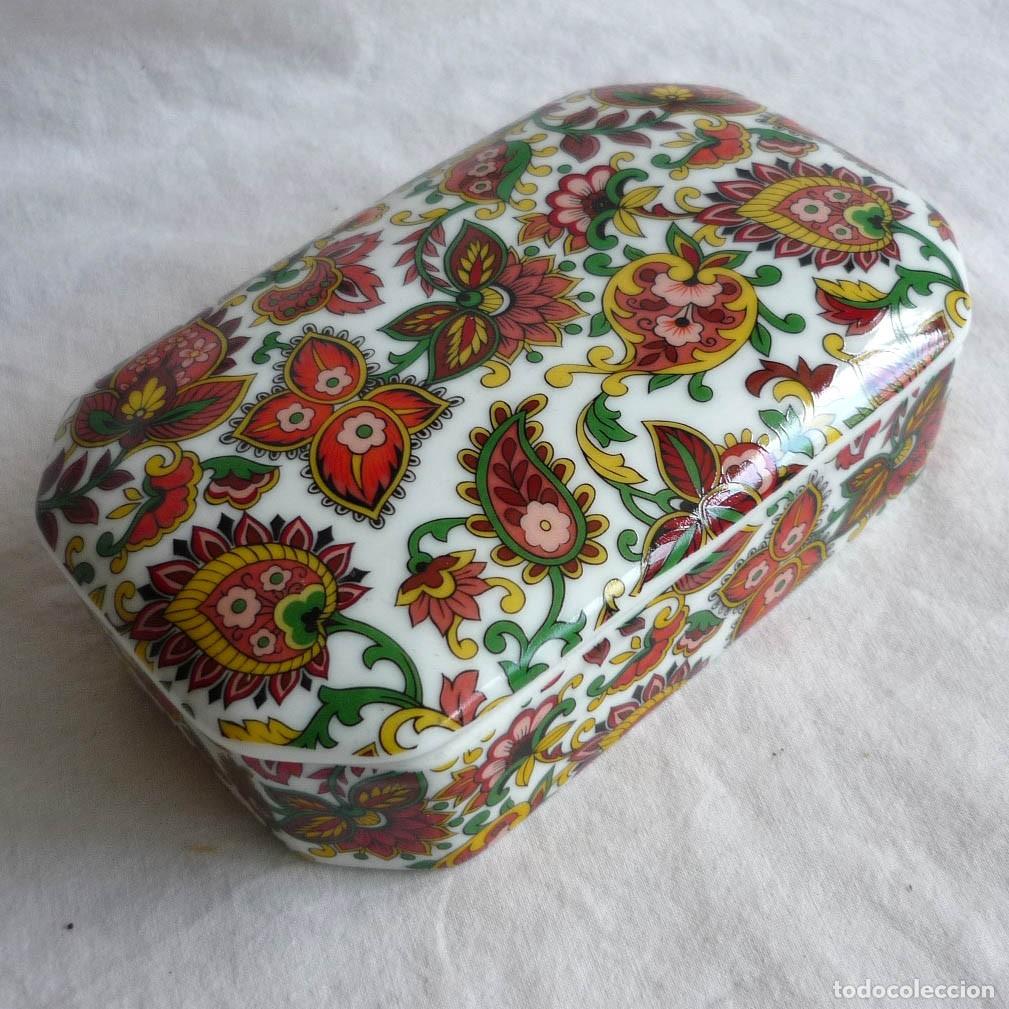 Bo&icirc;tes et petites bo&icirc;tes m&eacute;talliques: Caja joyero en porcelana de Giordano di Ponzano