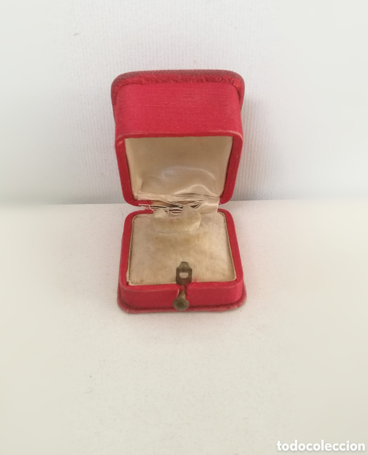 Bo&icirc;tes et petites bo&icirc;tes m&eacute;talliques: ANTIGUA CAJA ANILLO JOYERIA PP.S.XX // ROJA TERCIOPELO CAJITA