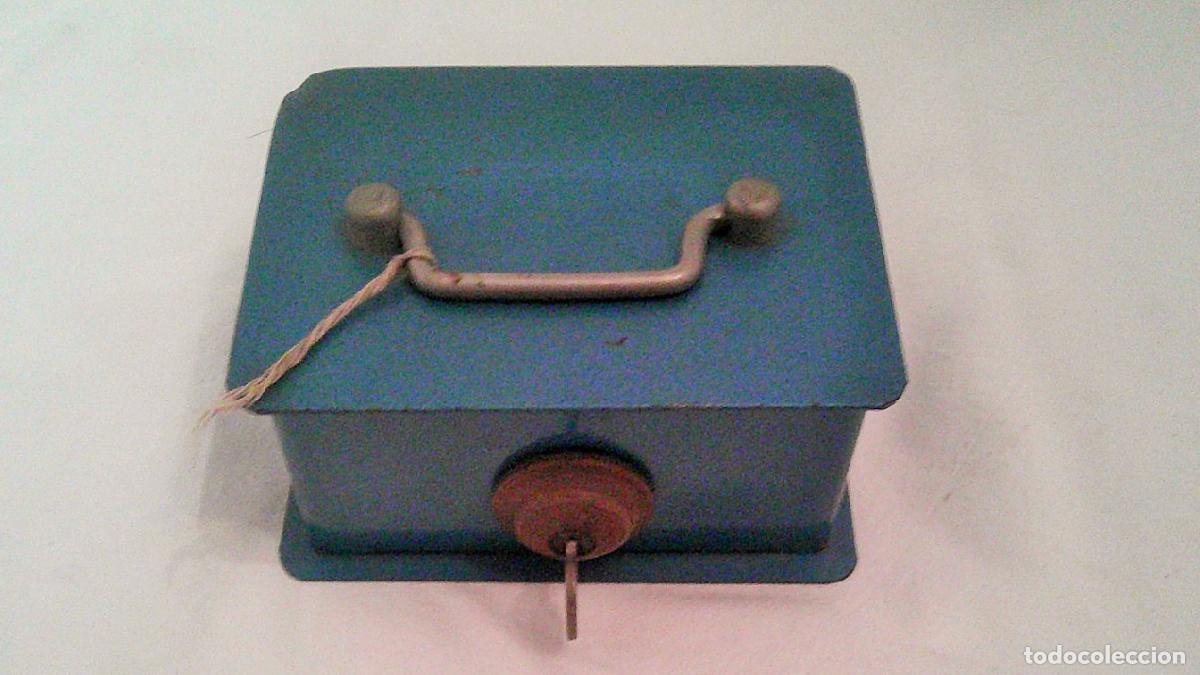 Bo&icirc;tes et petites bo&icirc;tes m&eacute;talliques: C102 * CAJA CAUDALES JOMAR 13X10 DE COLOR AZUL CON UNA LLAVE
