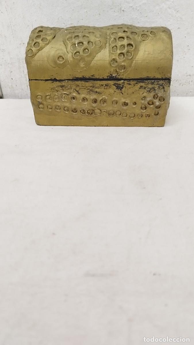 Blechdosen und Kisten: Antigua caja en forma de cofre, hecha en madera y yeso.