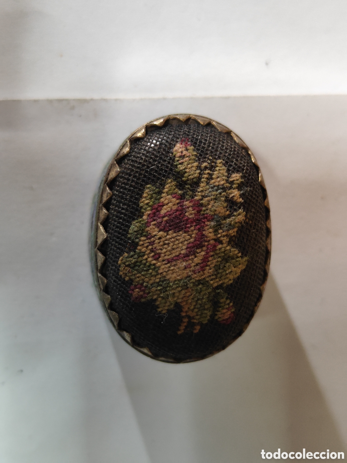 Cajas y cajitas met&aacute;licas: ANTIGUO PASTILLERO FORRADO CON TELA BORDADA