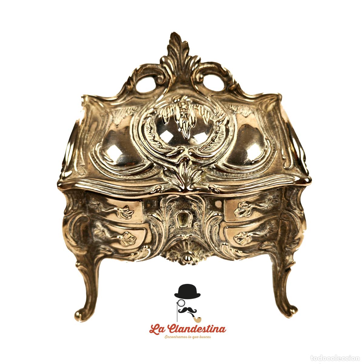 Cajas y cajitas met&aacute;licas: Cofre o joyero de estilo victoriano. Metal plateado y terciopelo rojo en interior. SIglo XX.