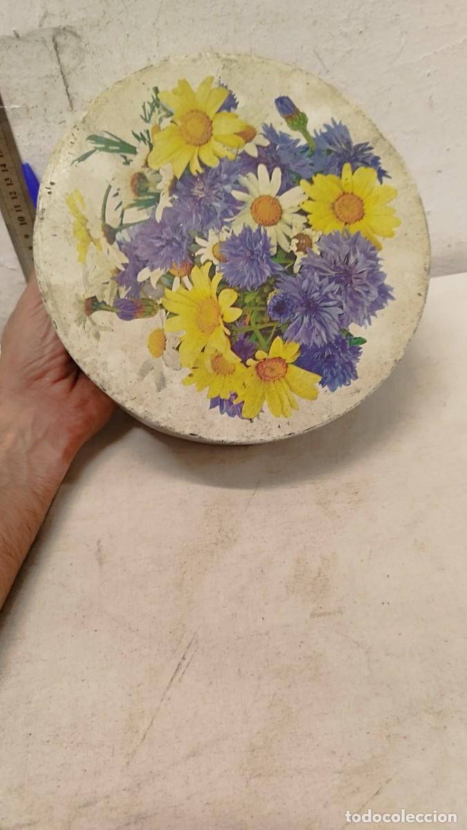 Bo&icirc;tes et petites bo&icirc;tes m&eacute;talliques: Antigua caja de hojalata,Rifacli surtido flores.