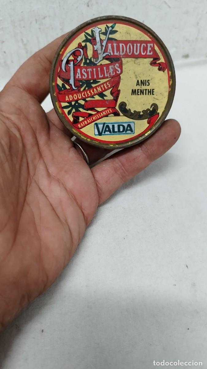 Bo&icirc;tes et petites bo&icirc;tes m&eacute;talliques: Antigua caja de hojalata,pastillas valdouce Valda.Anis menta