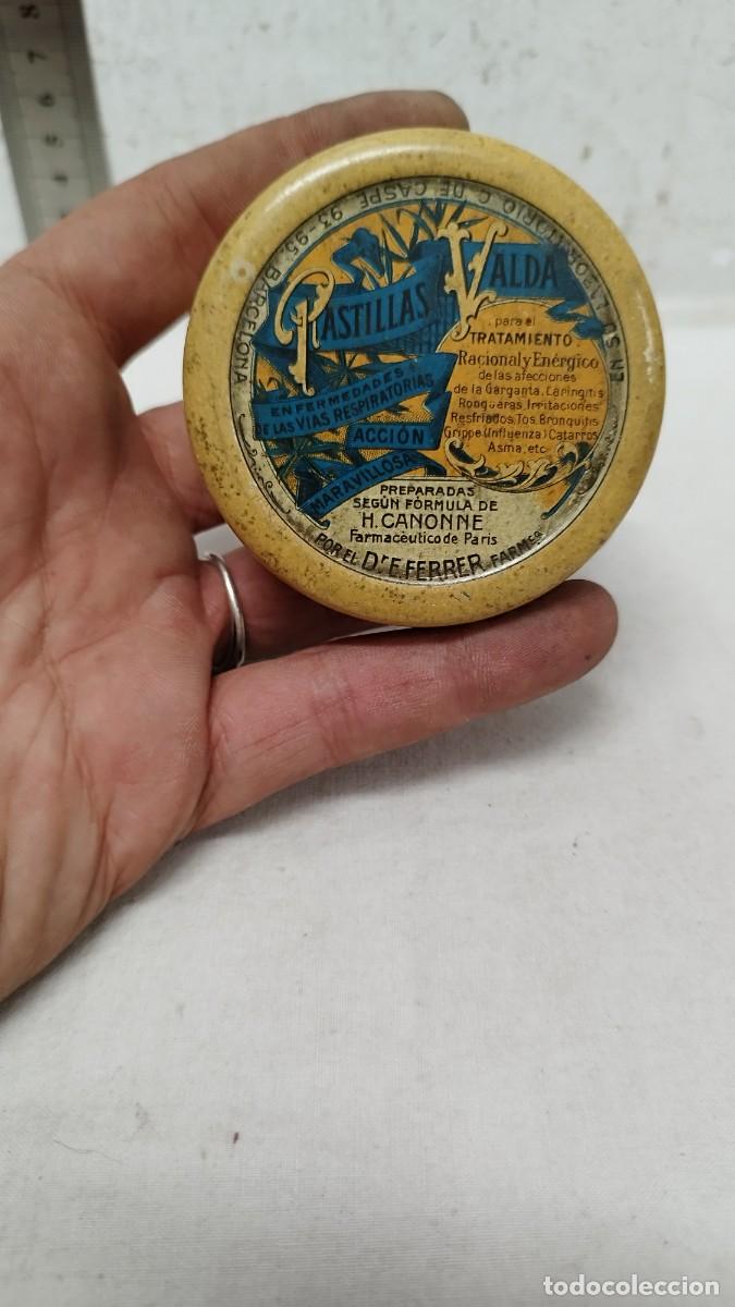 Bo&icirc;tes et petites bo&icirc;tes m&eacute;talliques: Antigua caja de hojalata,pastillas Valda.