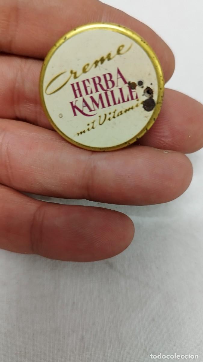 Bo&icirc;tes et petites bo&icirc;tes m&eacute;talliques: Antigua caja de hojalata,creme herba kamilla it vitamine