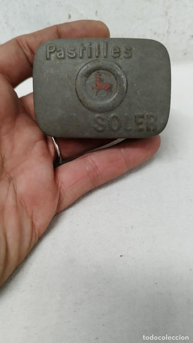 Bo&icirc;tes et petites bo&icirc;tes m&eacute;talliques: Antigua caja de hojalata,pastllas soler.