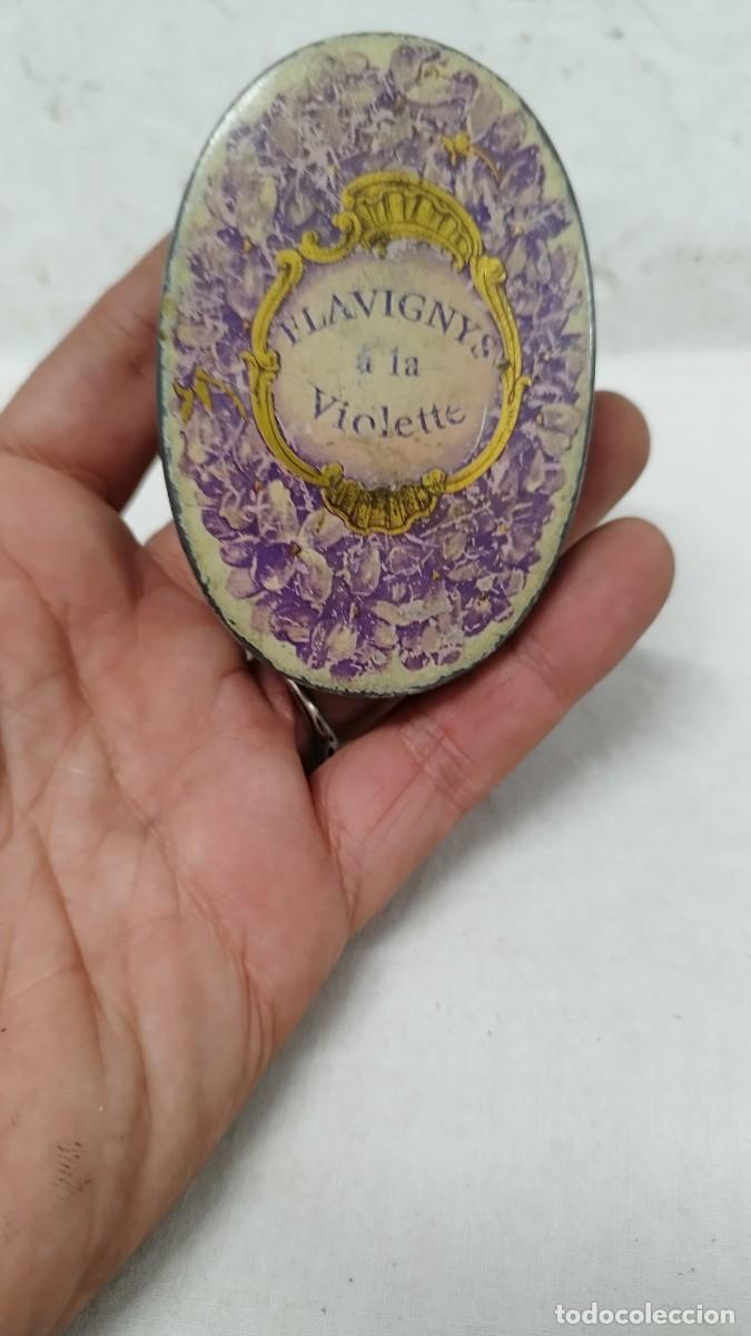 Bo&icirc;tes et petites bo&icirc;tes m&eacute;talliques: Antigua caja de hojalata,flauignys a la violette