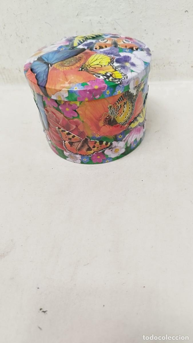 Bo&icirc;tes et petites bo&icirc;tes m&eacute;talliques: Caja metalica con relieve.motivos de mariposas y flores.Caramelios fudge.