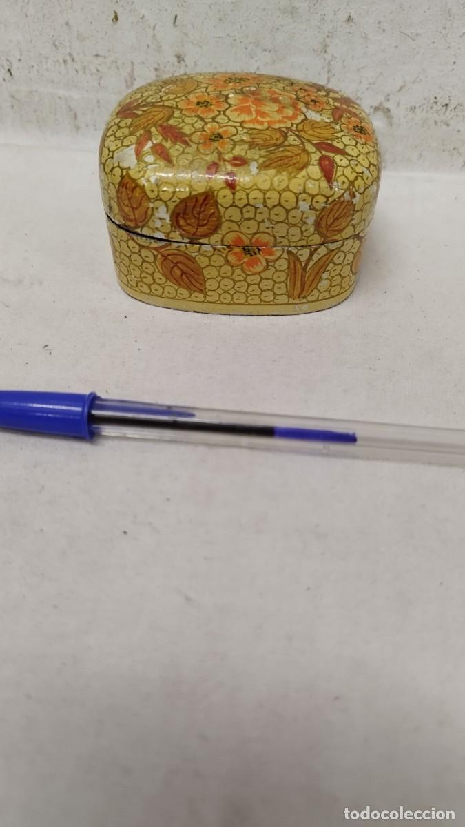 Bo&icirc;tes et petites bo&icirc;tes m&eacute;talliques: Antigua caja &eacute;tnica de la India,con motivos florales.Mediados Sg.XX.