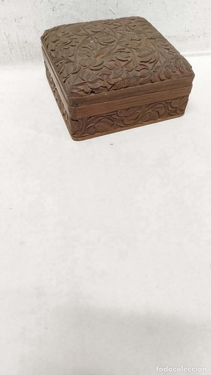 Blechdosen und Kisten: Antigua caja de madera tallada,con motivos florales.