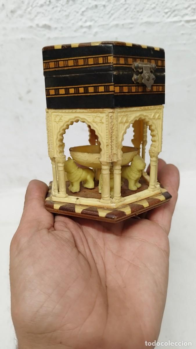 Cajas y cajitas met&aacute;licas: Antigua caja joyero,tipo taracea de Granada.