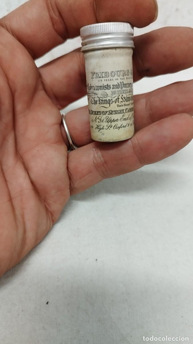 Bo&icirc;tes et petites bo&icirc;tes m&eacute;talliques: Antiguo peque&ntilde;o bote de menthol fribourg treyer.A identificar