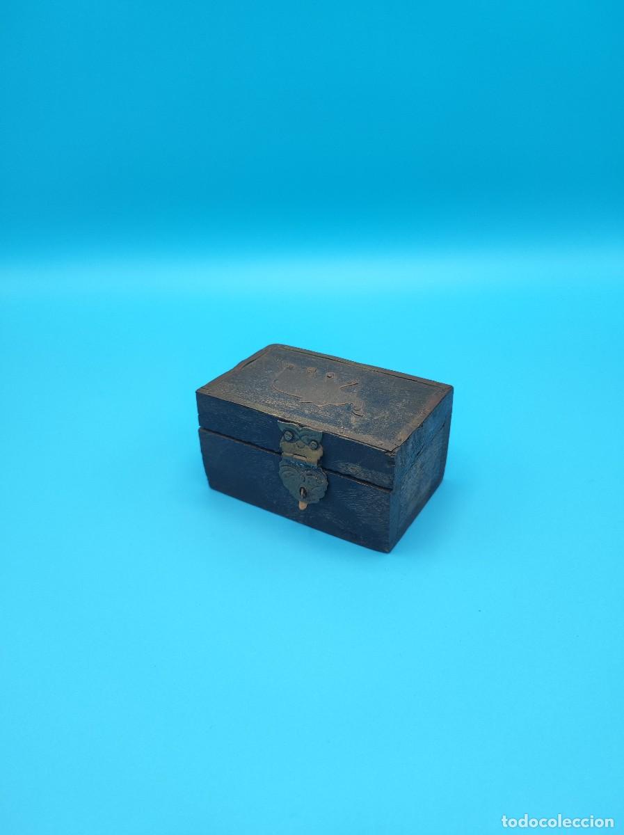 Cajas y cajitas met&aacute;licas: Antigua cajita artesanal de madera con detalles en metal
