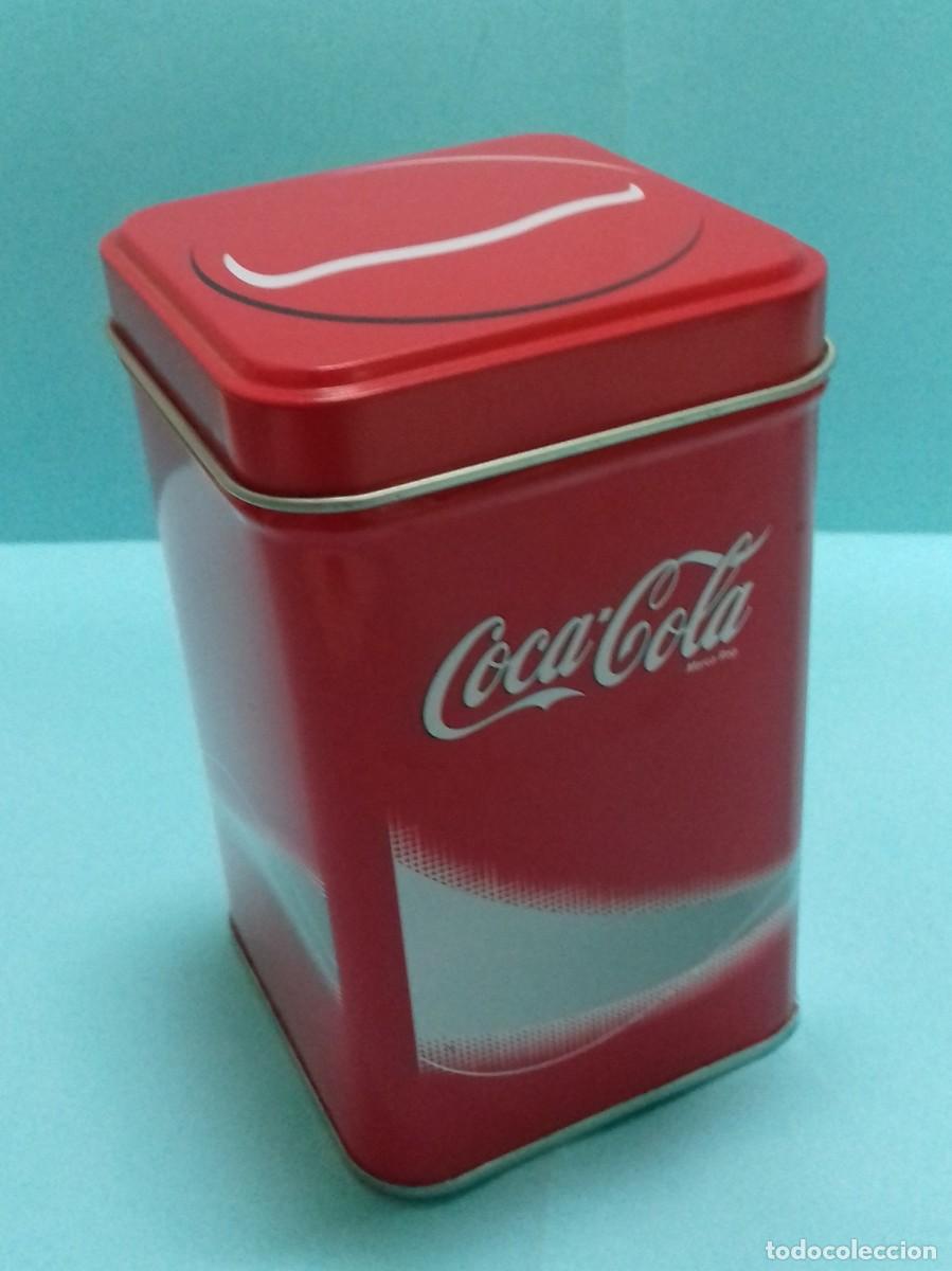 Blechdosen und Kisten: Caja metalica Bote con tapa COCA COLA. Medidas: 11 cm altura, 6,5 cm lado.