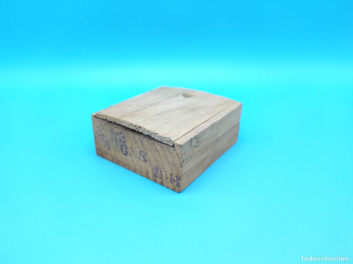 Cajas y cajitas met&aacute;licas: Cajita de madera con n&uacute;meros y letras estampados