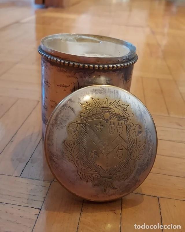 Cajas y cajitas met&aacute;licas: CAJA DE METAL CON VELA