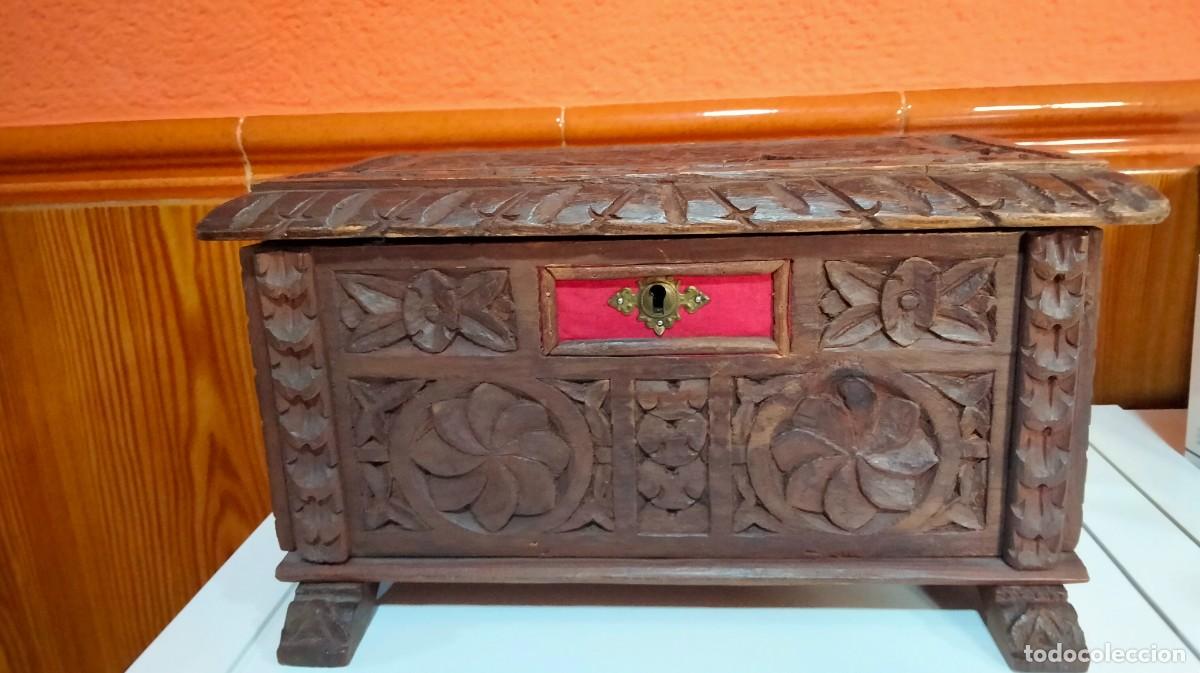 Cajas y cajitas met&aacute;licas: caja de madera en forma de cofre tallada a mano - Foto 1