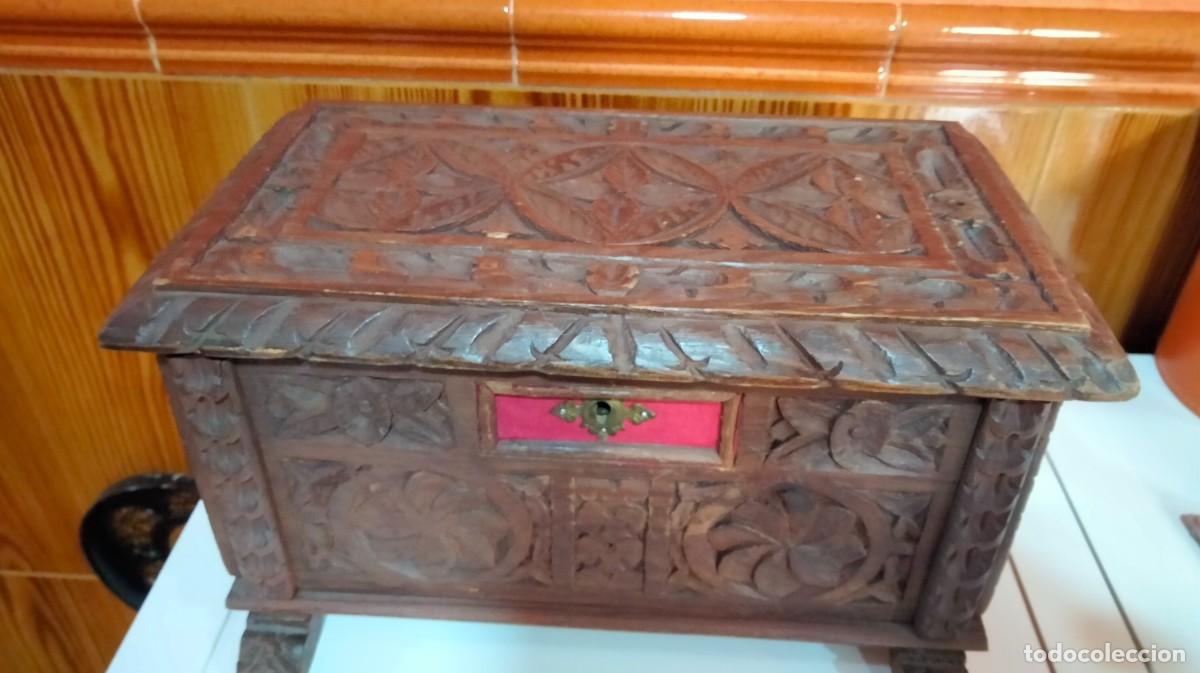 Cajas y cajitas met&aacute;licas: caja de madera en forma de cofre tallada a mano - Foto 2
