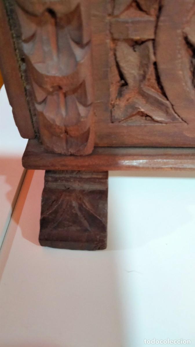 Cajas y cajitas met&aacute;licas: caja de madera en forma de cofre tallada a mano - Foto 3