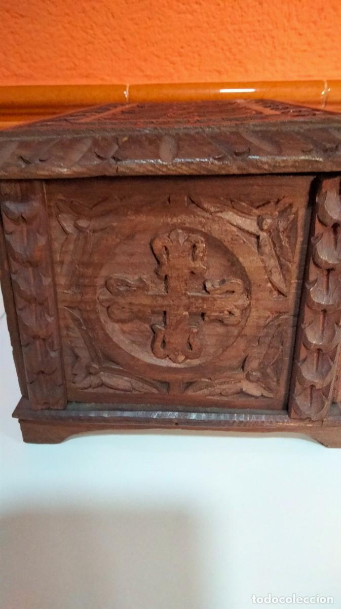Cajas y cajitas met&aacute;licas: caja de madera en forma de cofre tallada a mano - Foto 6