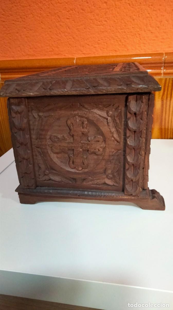 Cajas y cajitas met&aacute;licas: caja de madera en forma de cofre tallada a mano - Foto 7