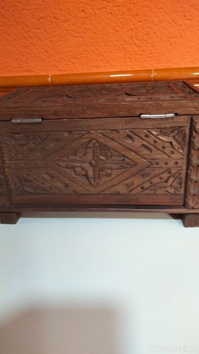 Cajas y cajitas met&aacute;licas: caja de madera en forma de cofre tallada a mano - Foto 8