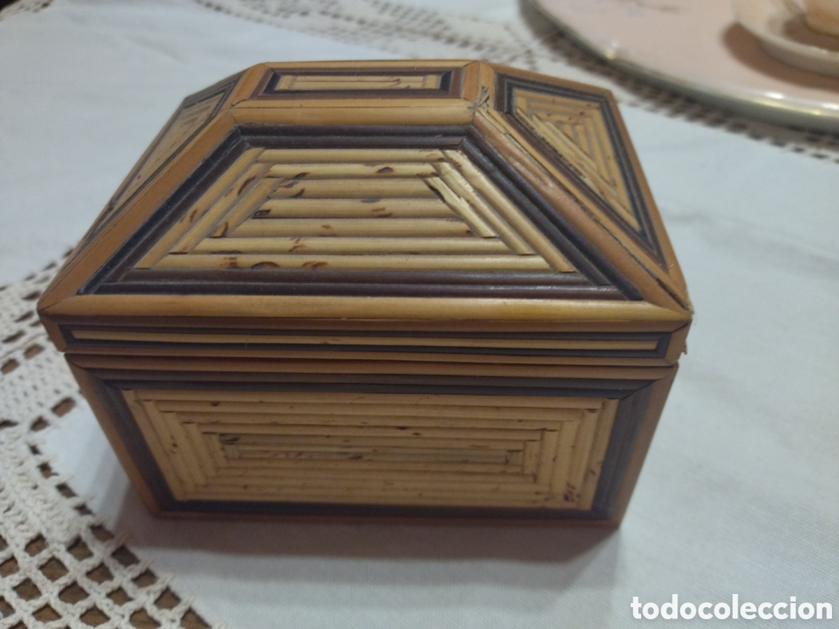 Cajas y cajitas met&aacute;licas: Caja artesanal con incrustaciones de pajitas