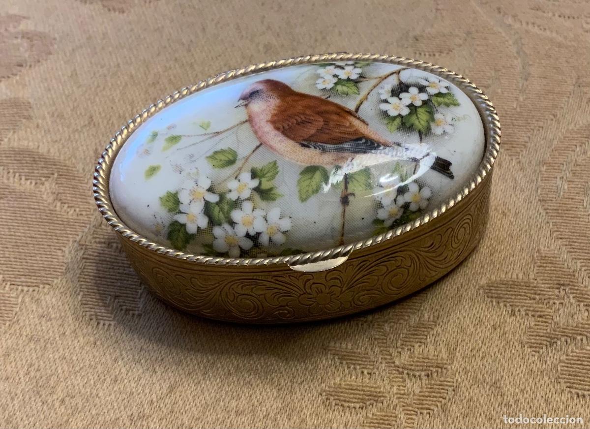 Bo&icirc;tes et petites bo&icirc;tes m&eacute;talliques: CAJA PASTILLERO VINTAGE METAL Y PORCELANA CON PAJARO