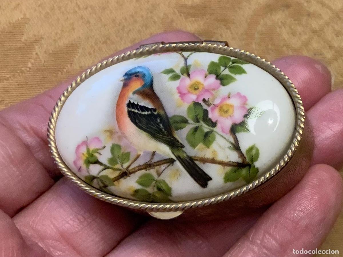 Bo&icirc;tes et petites bo&icirc;tes m&eacute;talliques: CAJA PASTILLERO METAL REPUJADO Y PORCELANA PAJARO