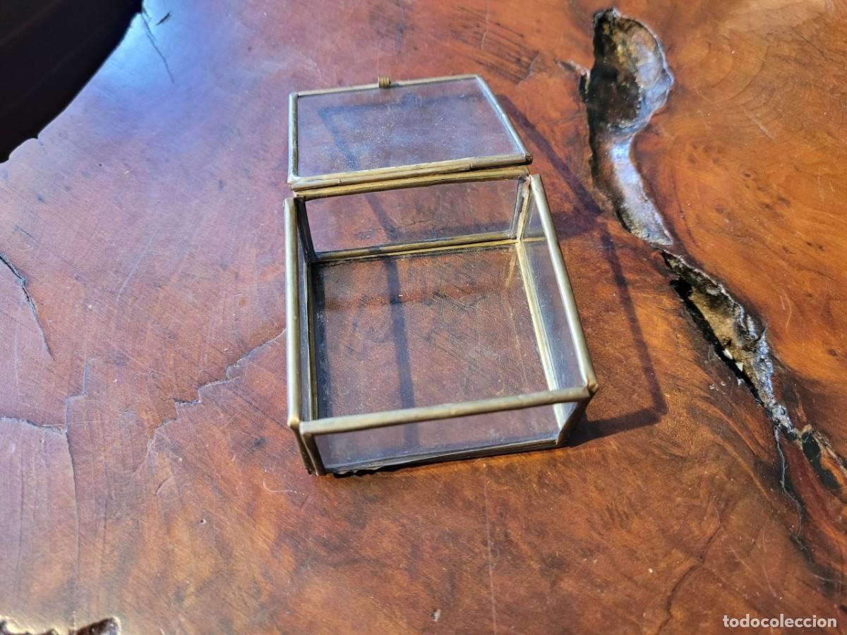 Bo&icirc;tes et petites bo&icirc;tes m&eacute;talliques: CAJITA JOYERO DE CRISTAL Y LATON 6X6X3,5 CM