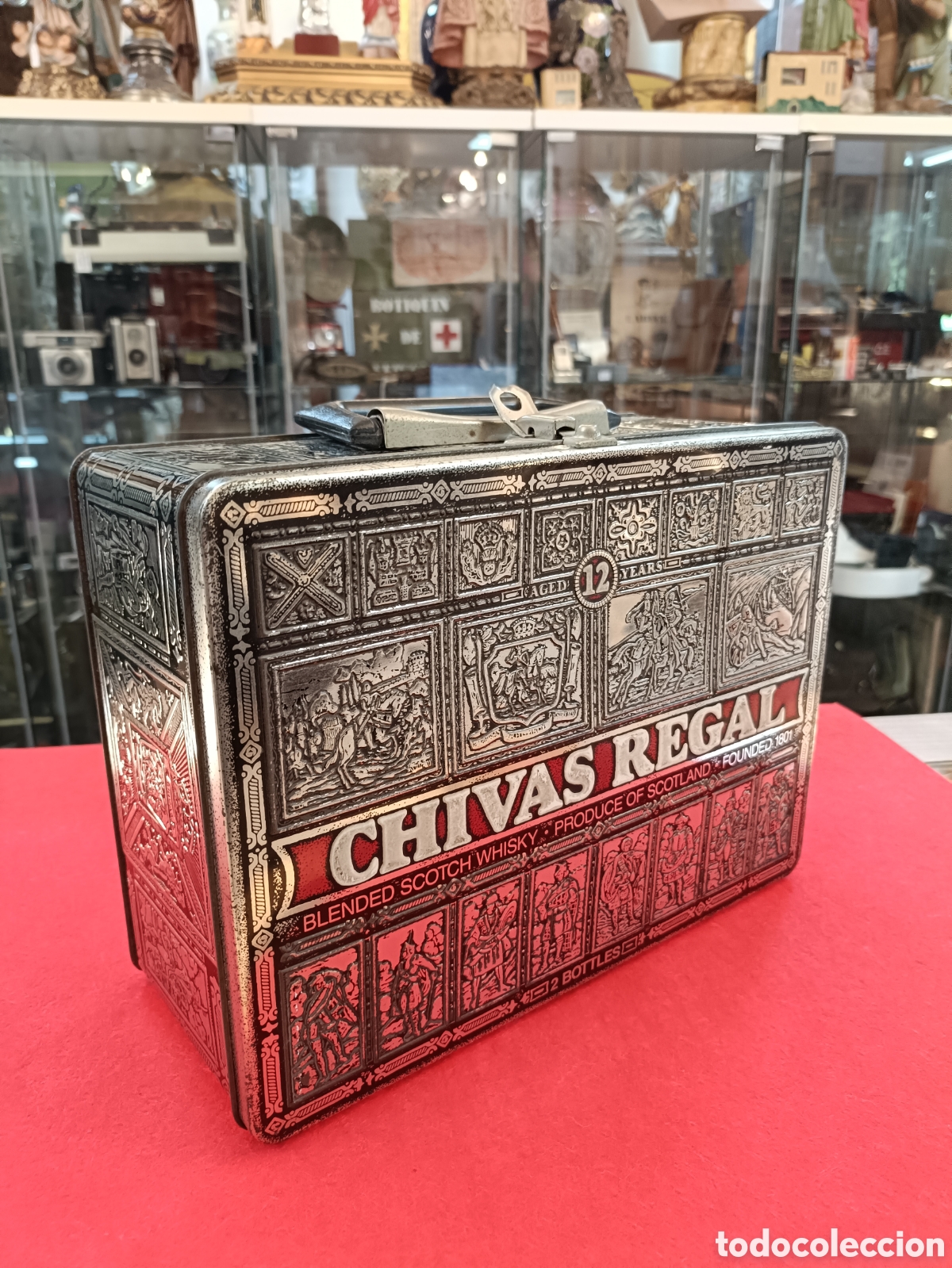 Cajas y cajitas met&aacute;licas: LATA MET&Aacute;LICA, MALET&Iacute;N CHIVAS REGAL 12.